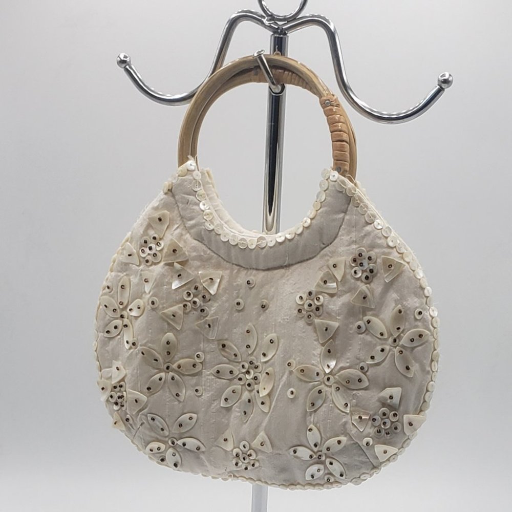 Sm. White Flower/Shell With Round Handle Purse